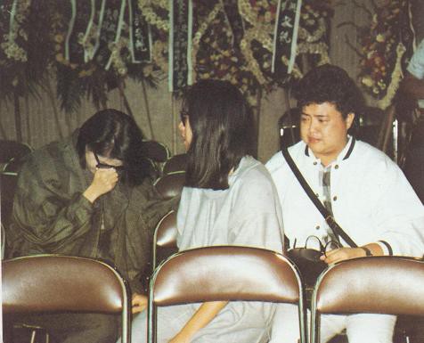 三十多年前翁美玲的葬礼上，三百多人到灵堂致祭，契妈哭成泪人