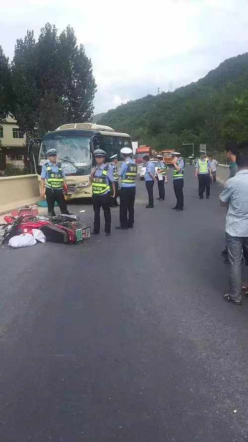 商南县湘河镇摩托车与班车相撞致摩托车司机当场死亡