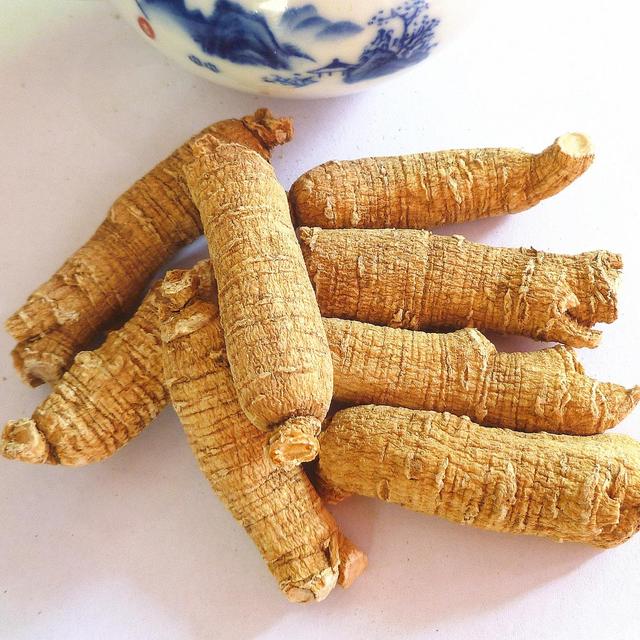 西洋参也叫花旗参,西洋人参,它可以用煮,炖,蒸食,切片含化,研成细粉