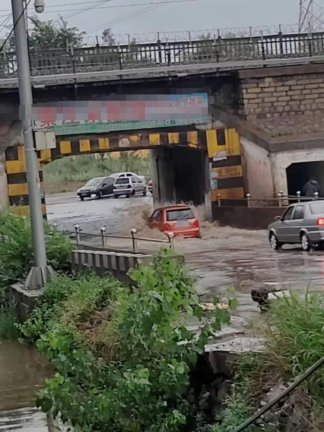 205国道很多路段积水较多