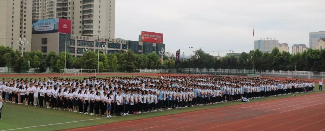 火热的青春 7月23日下午,安康高新中学高三年级全体师生在操场隆重