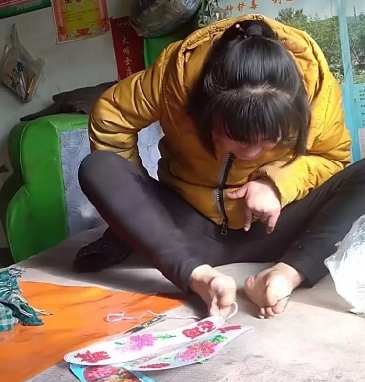 【人间】彭阳女子用双脚绣花,写字,这项技能的背后满是心酸