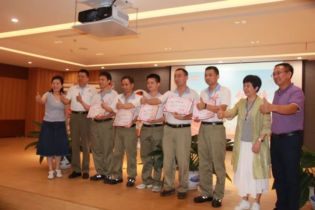 妇慈会主委高青卿,厦门正新橡胶工业有限公司总经理许智明也在活动中