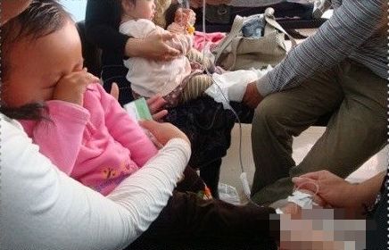                     原创            女孩莫名暴瘦，医院查不出原因，妈妈一句“没戴项链”惊醒医生