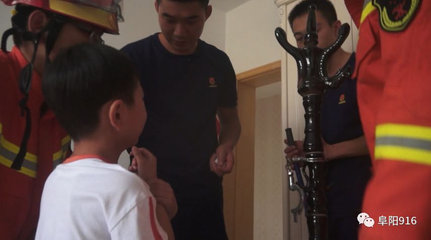 正在打扫卫生的时候 不知孩子从哪里发现的手铐 把自己给锁上了 手铐