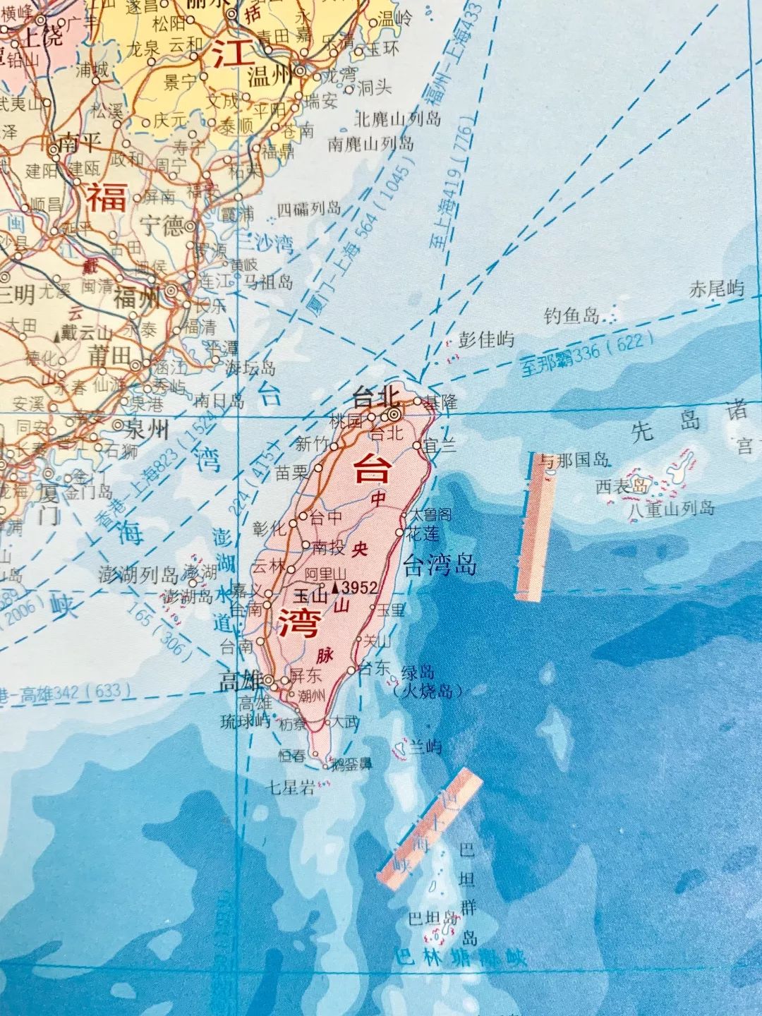 图甲为台湾岛等高线和城市分布图,图丙,图丁分别为高雄市和菏泽市的
