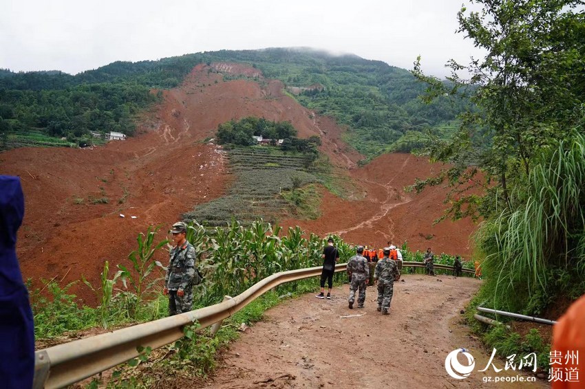 贵州水城"7·23"特大山体滑坡现场:亲属正在等待家人(高清组图)