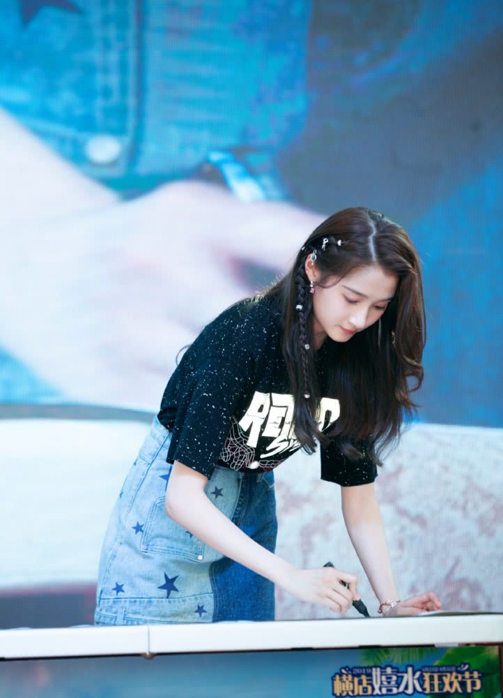 鹿晗真有福,关晓彤穿拼接短裙配七彩白鞋,妥妥的“腿精本精”了