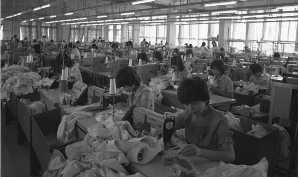 1983年,石龙镇某服装厂内工人们正在生产t恤衫 图源:城市画报