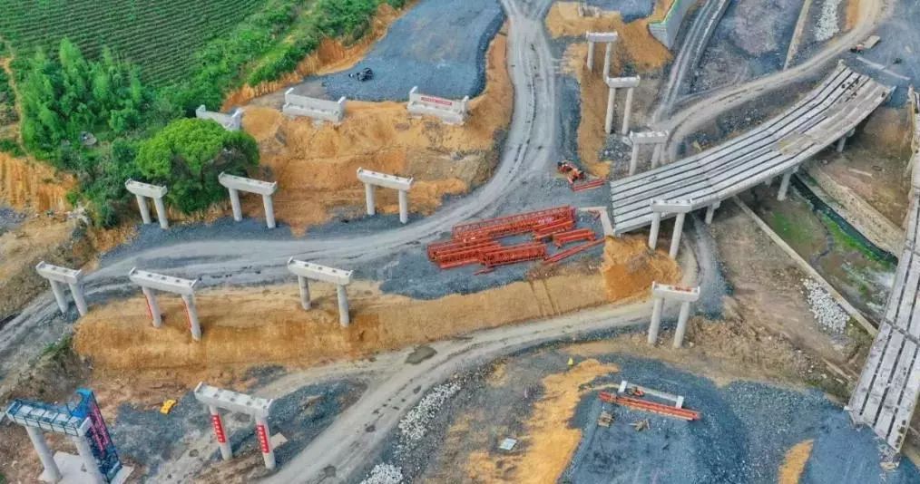 交通建设丨千黄高速建设热火朝天,连《人民日报》都在聚焦