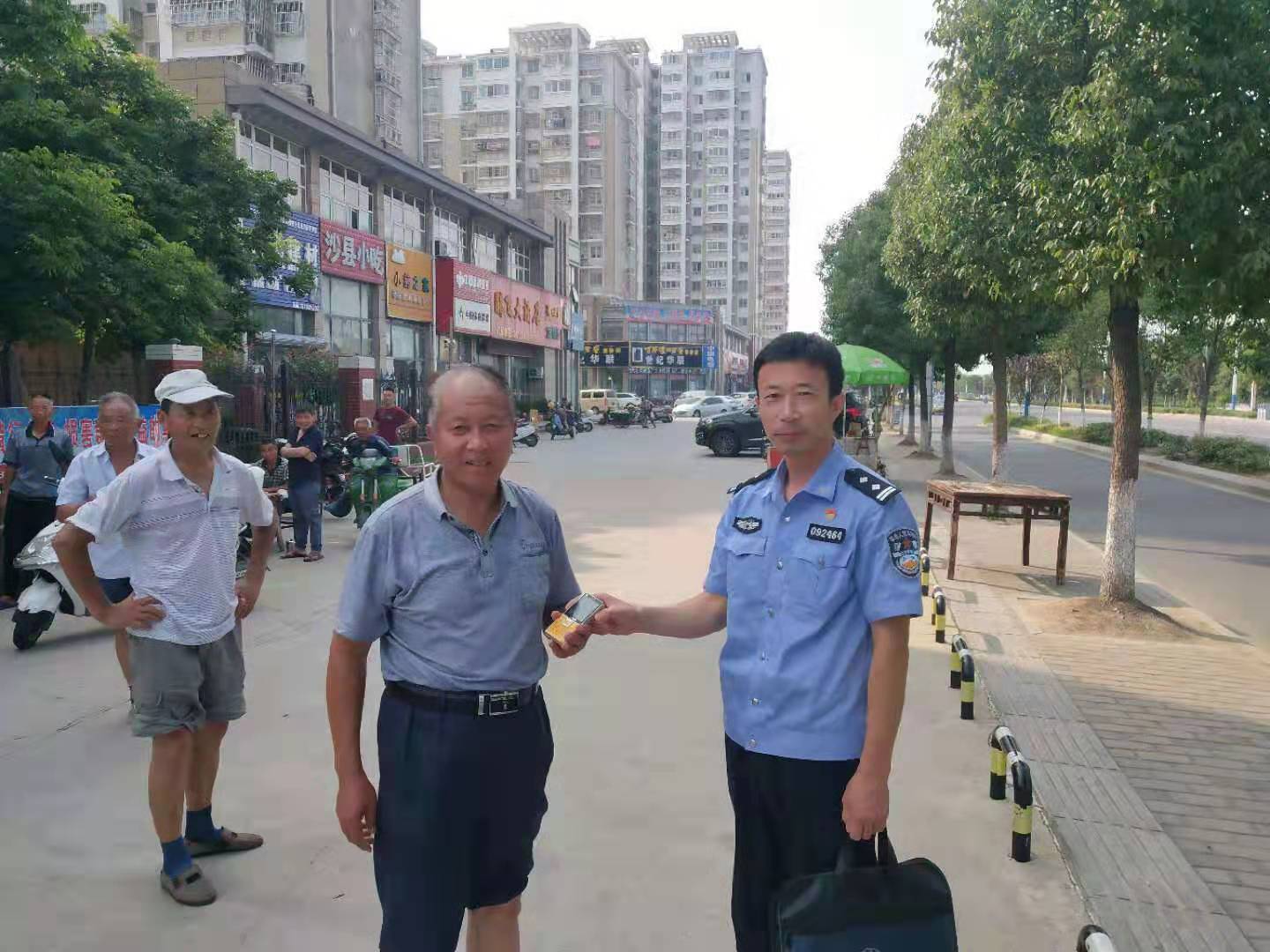 残疾老人丢手机 民警隔日帮找回 兴发娱乐网页