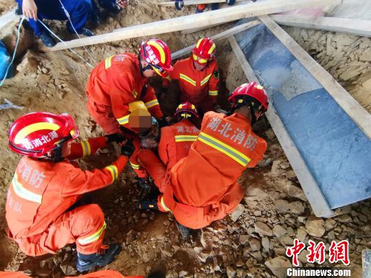 湖北十堰一工地塌方 消防员筑"人墙"救人