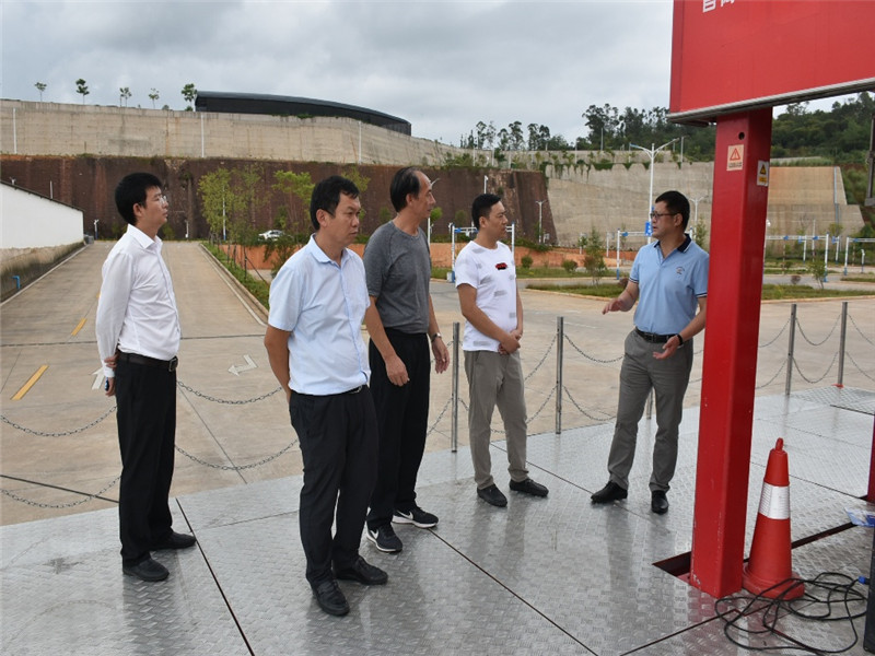 7月23日,玉溪市教育体育局颜永宏副局长一行4人,到峨山开展实地调研.