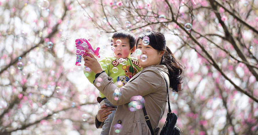 婴儿游泳促进宝宝神经系统发育，让宝宝更聪明？真的假的？ 坚持婴儿游泳的好处 婴儿游泳提高宝宝智力 如何让宝宝更聪明