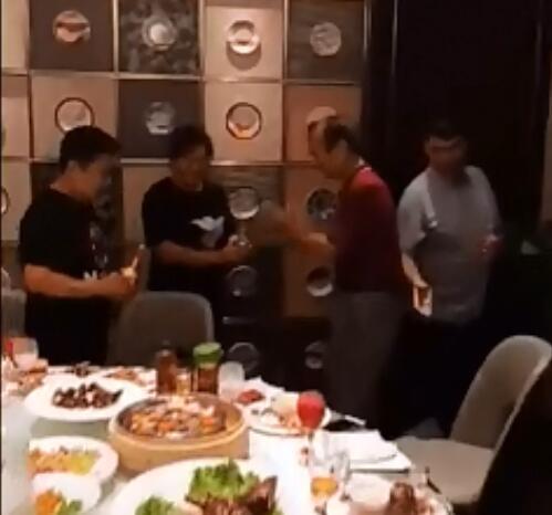 大衣哥朱之文真豪,给准媳妇发两万元红包,女方亲友每人一千块 银河娱乐app