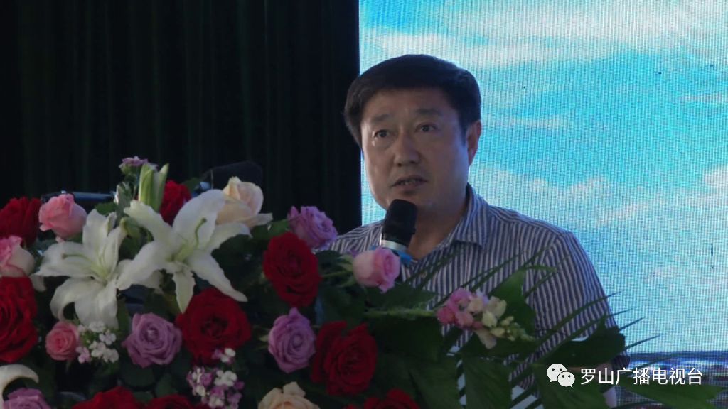 唐显东在讲话中代表市卫生健康委通报了罗山县人民医院全票通过“二级甲