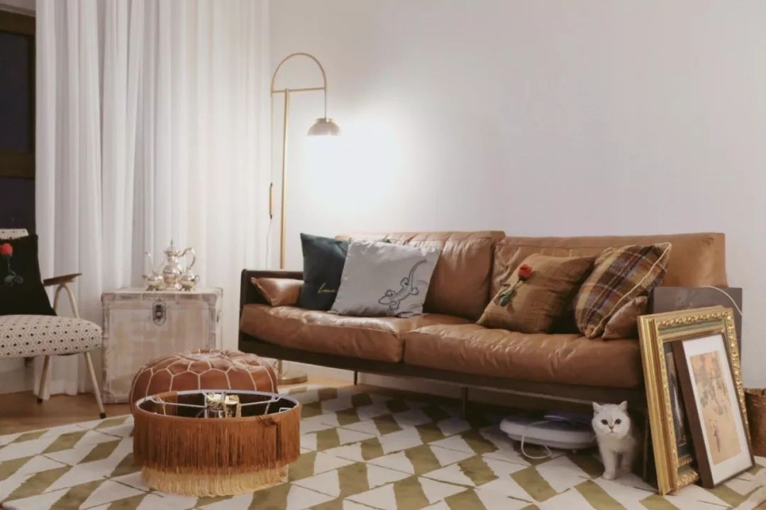 做旧复古调的驼色皮沙发,是介意前面介绍的两种沙发中间的格调的