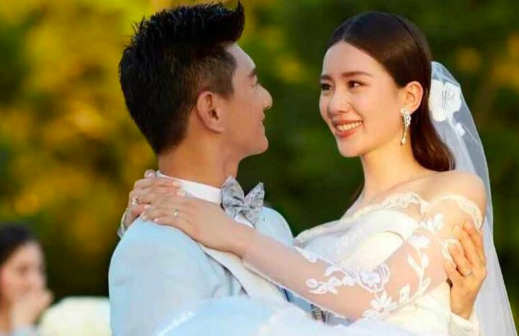 吴奇隆幽默拒绝粉丝抱胳膊举动 女粉丝被逗乐