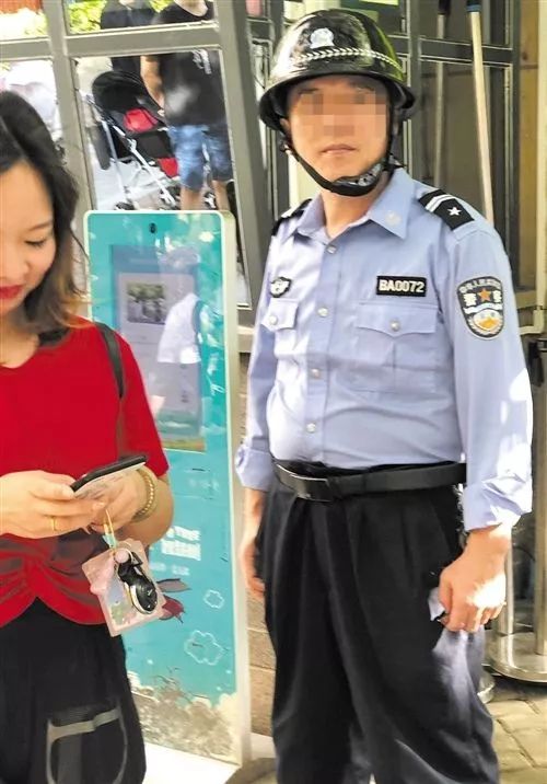 特勤裤怎么穿搭_穿特勤服的女保安图片(3)