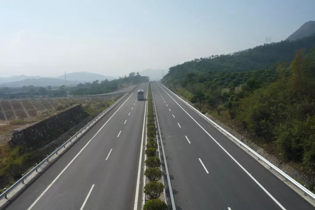 深汕高速 起点于深圳龙岗,终点于汕头,双向四车道 这条链接着珠三角