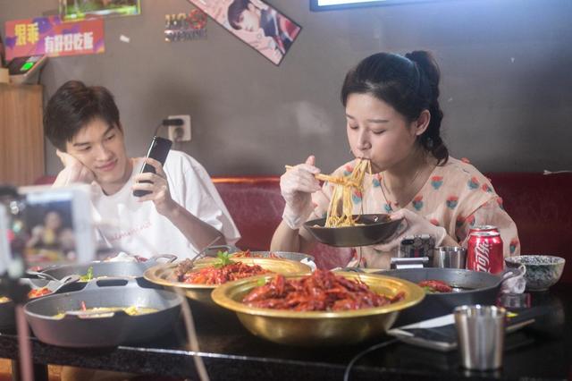 虎牙难言和怀念暗访大胃王安琪拉，现场PK但是结局却惨不忍睹
