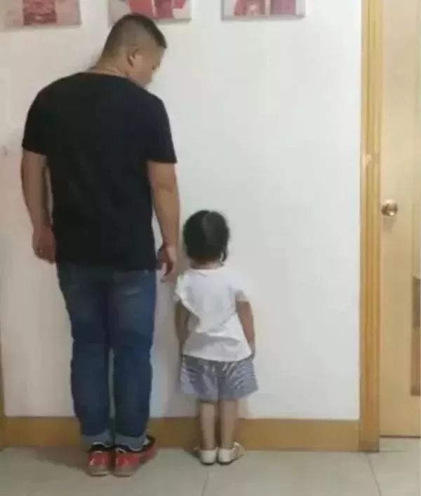 3岁女娃用贴纸“封印”装睡老爸,满满的都是爱! 云顶国际下载