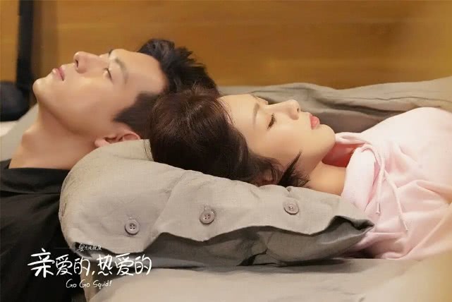 两个人腿绑在一起痛哭猜成语_两个人在一起的图片(2)