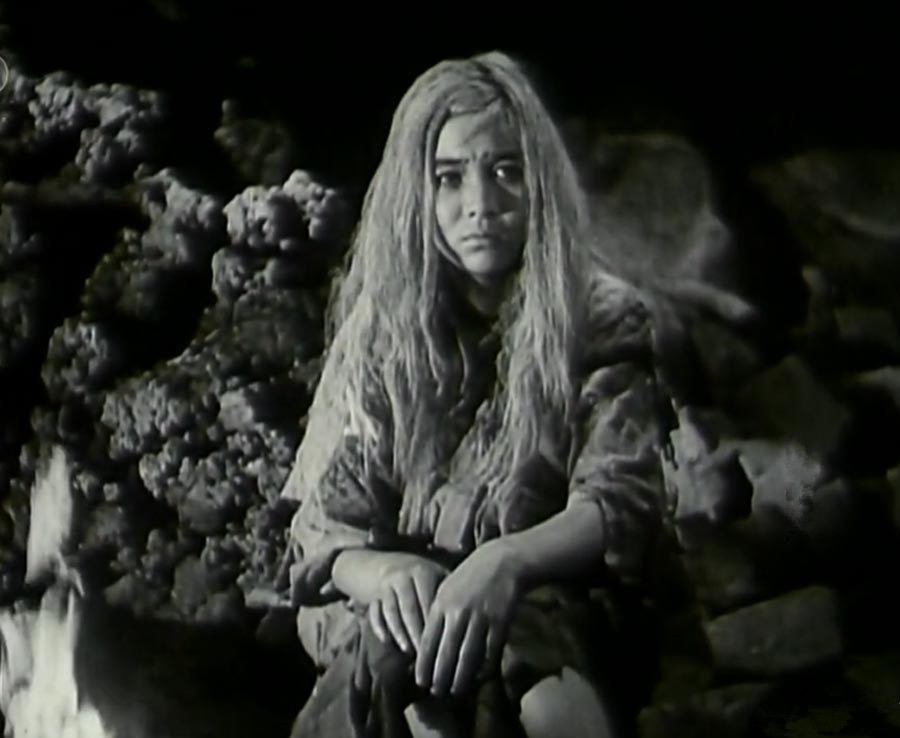 直击历史上真实的白毛女,为躲避恶霸欺凌躲入