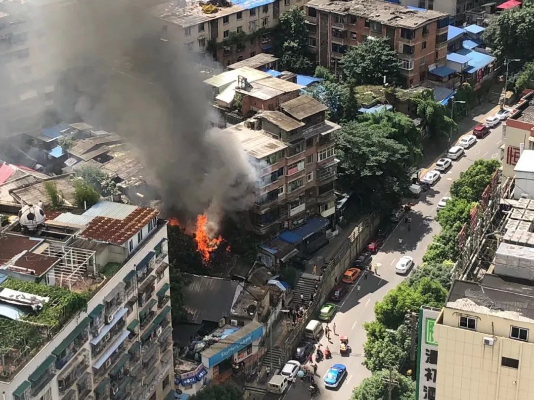 就是居民楼↓↓↓现场浓烟滚滚一处民房发生火灾贵阳市文昌北路鸿雁巷