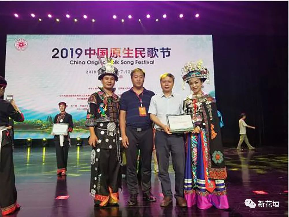 处副调研员刘彬(左二,花垣县苗歌传承人石春松(左一"湘西民歌王"