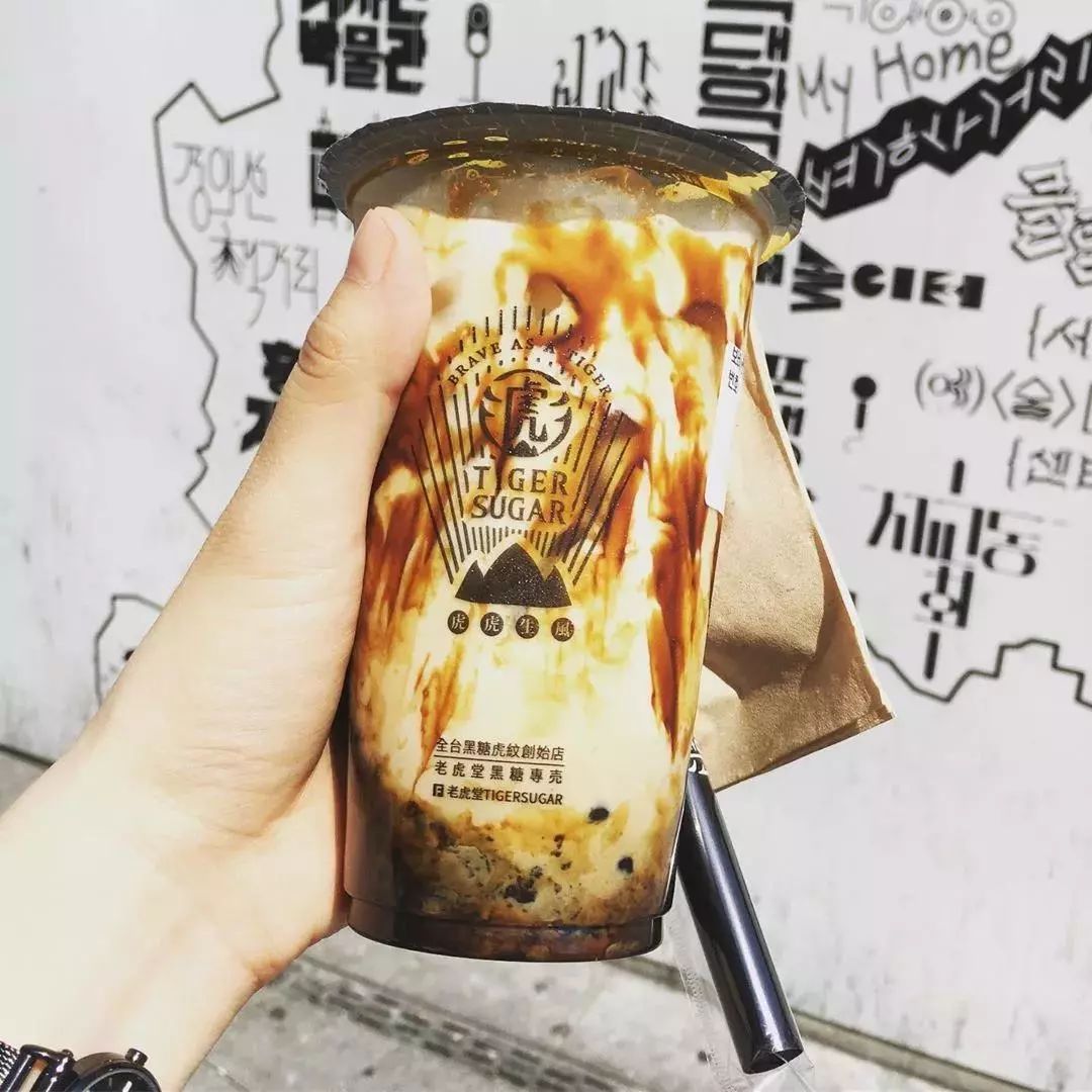 模板一 和奶茶一起自拍,最好是把店铺的一角拍进去,有颜有气质就是你