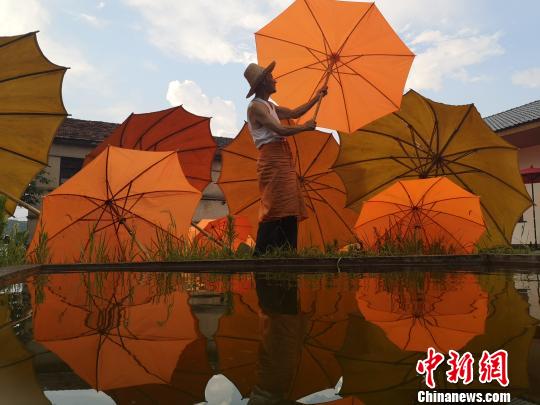安徽泾县油布伞技艺传承人:六代制伞守住雨巷文化 皇家娱乐在线下载