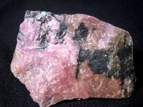 菱锰矿 蔷薇辉石以其特有的玫瑰红色,明显的解理,较高的硬度作为鉴定