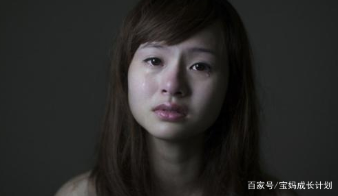                     男孩“偷亲”了小女孩一口，付出了很大的代价，家长别不当回事！