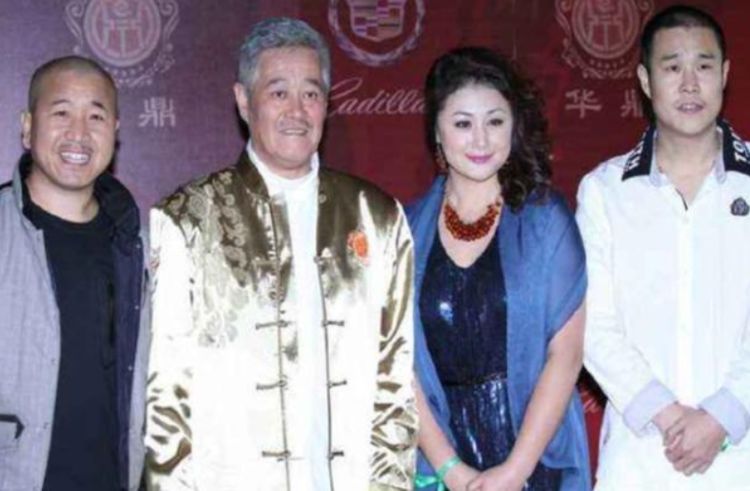 隐藏20多年,61岁"谢大脚"老公亮相,网友调侃:该刮胡子