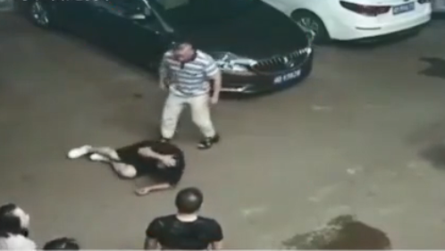 警察夫妇打人?真相大反转!被打男涉嫌强吻女童在先,恶人先告状 博e百娱乐网站
