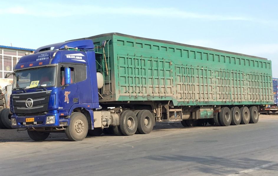 其中车货总重超过100吨的"百吨王"违法大货车30辆,卸载货物7000余吨
