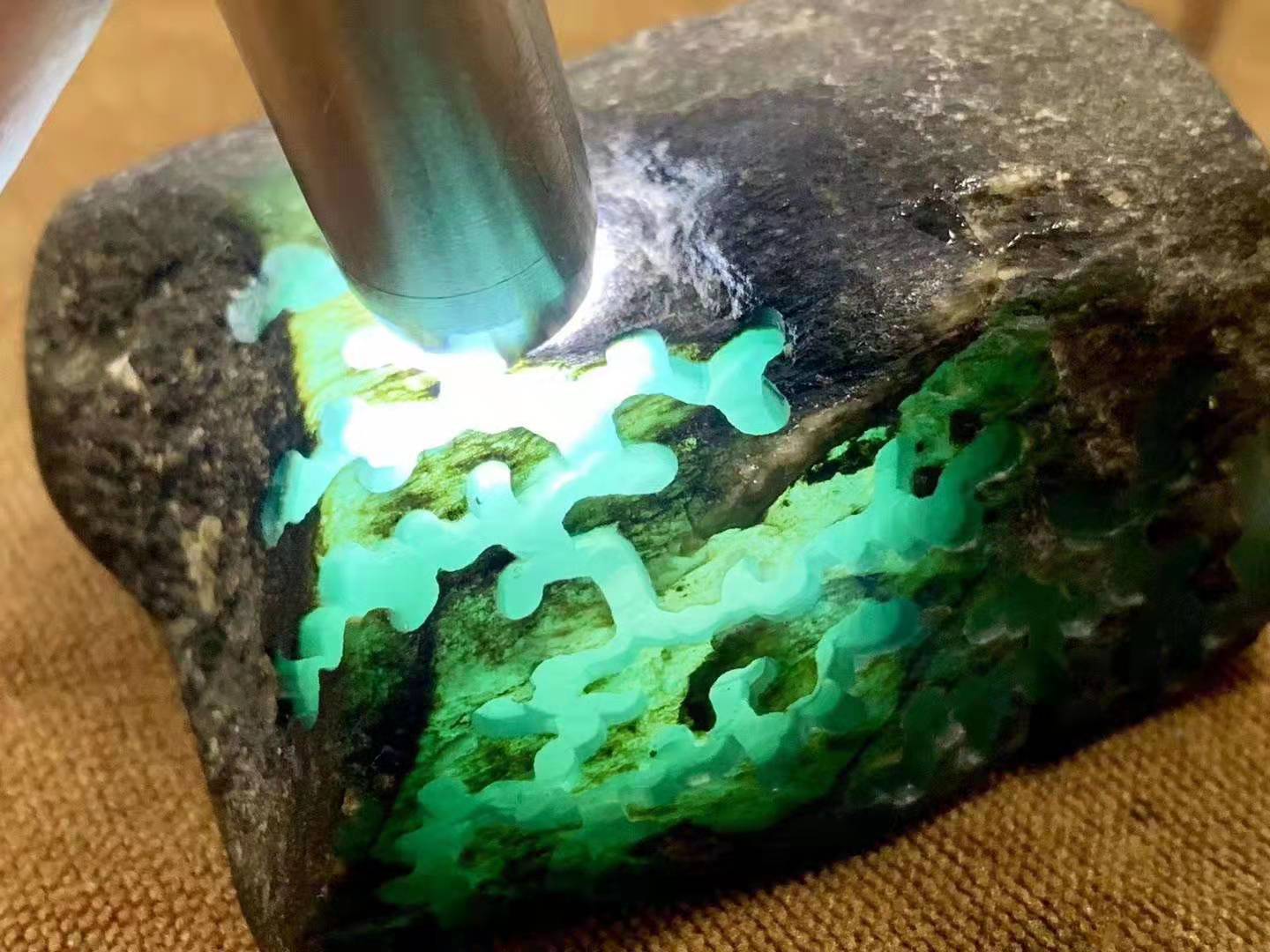 半山半水石的皮壳特征