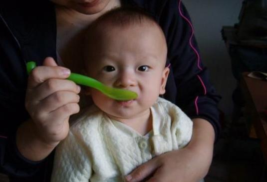                     营养师：给娃喂饭很麻烦？别乱喂！这3种食物“坑”苦了娃