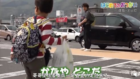 泪目！日本4岁哥哥带着2岁弟弟, 为去世父亲买花: 路很长, 谢谢有你陪我
                
         