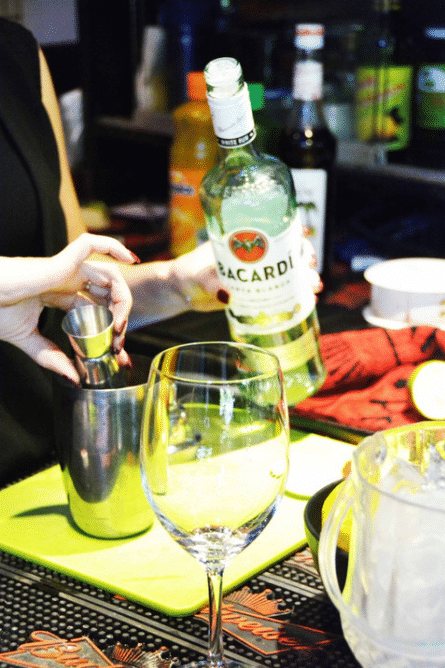 九工坊:从端杯敬酒到把酒言欢,学会这几种喝酒方法,让
