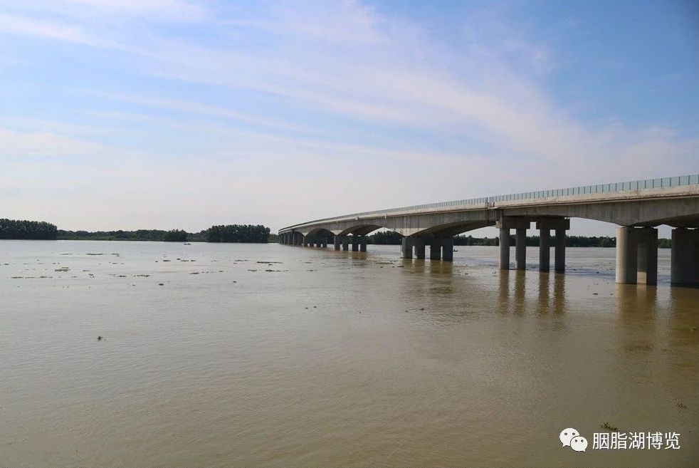 3km处,跨越沅水.连接沅江市胭脂湖街道杨梅山村与赤山岛.