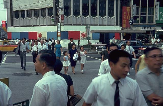 广岛gdp_遭原子弹轰炸一年后,日本广岛什么样 残骸遍地死气沉沉(3)