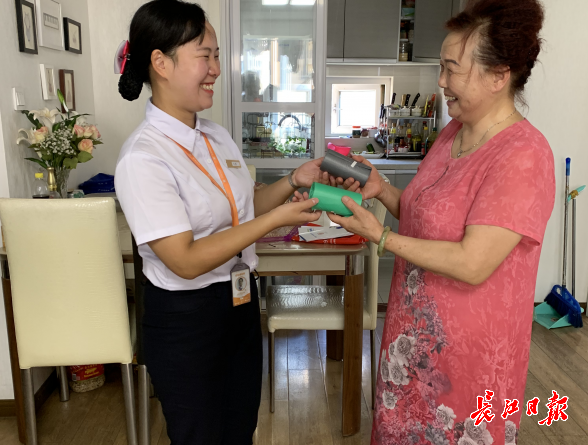 垃圾分类有妙招,小区居民给垃圾桶穿不同颜色“衣服” 博E百国际娱乐场