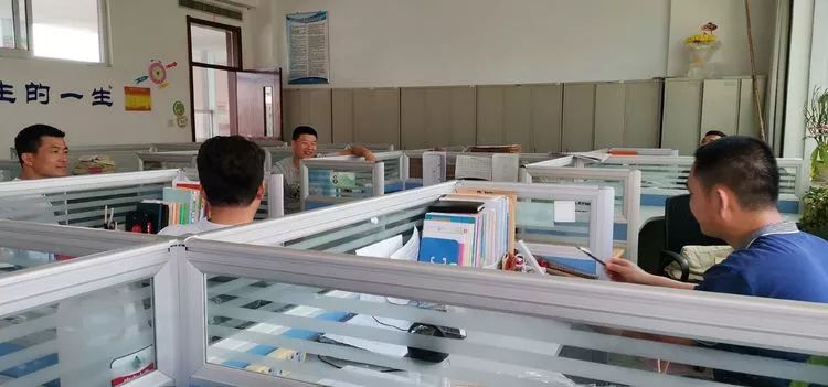 班主任办公室讨论