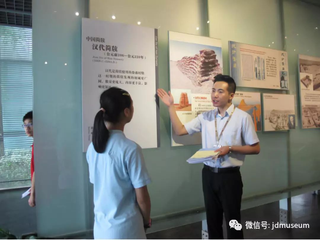 带训老师为同学指导讲解 结业考核中,学员们走进展厅以"小小讲解员"