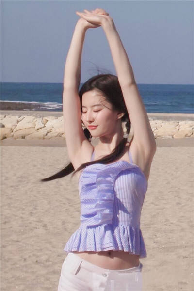 红色吊带长裙海边 5120a22457044bee88d4743011a929a0.jpeg