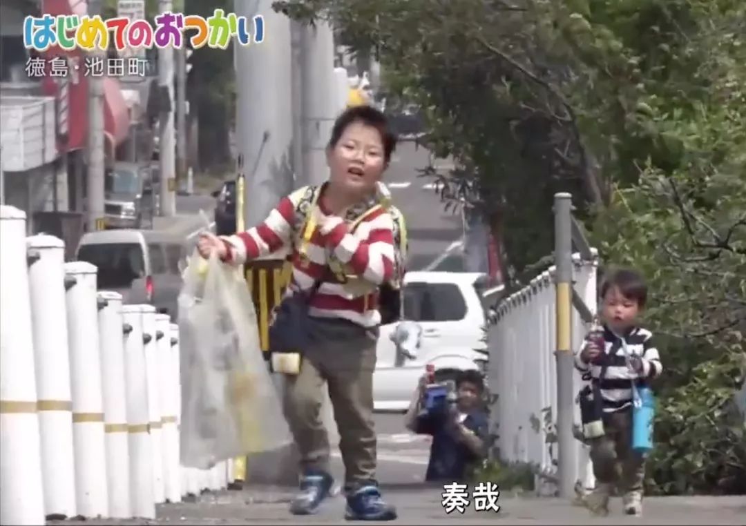 泪目4岁哥哥带着2岁弟弟为去世父亲买花路很长谢谢有你陪我67