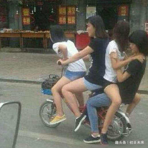 爆笑GIF图:妹子,你裙子是不是太紧了,怎么一直用手摆弄啊 澳门皇冠844网站