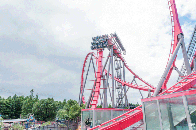 可以带你感受 俯冲,提升,颠簸,躲闪的真实感受 超大穹型影视画面和 全